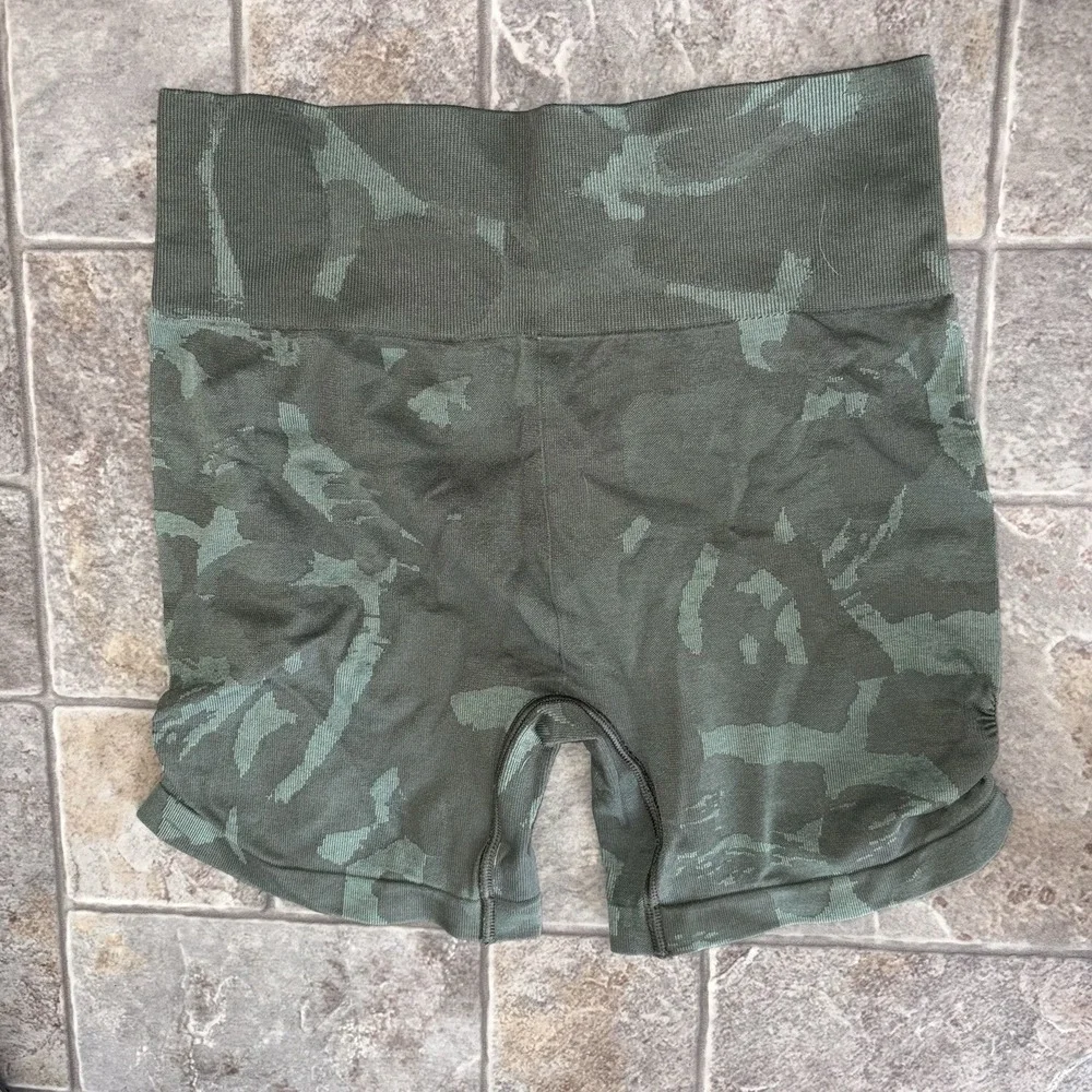 Gymshark Adapt Camo Seamless Biker Shorts Army Green Medium 5